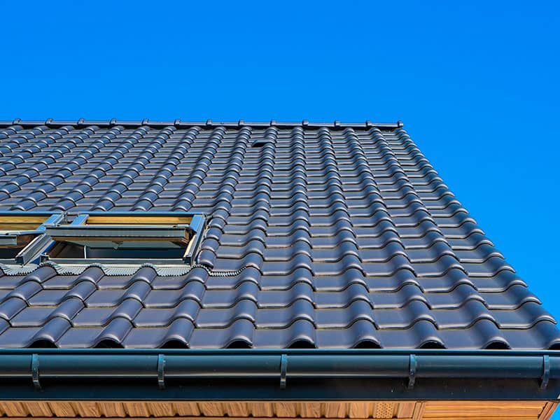 Installation de fenêtres de toit Nantes - Ouverture par projection - Ouest Habitat Couverture