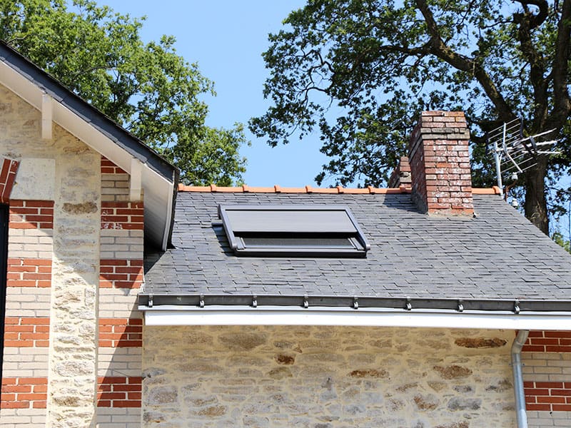 Installation de fenêtres de toit volets roulants électriques - Ouest Habitat Couverture